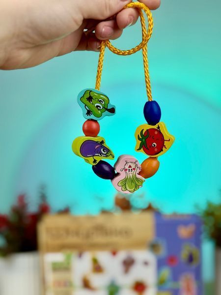 Шнурівка дерев'яна Веселі Овочі 63732 WToys намистинки, фігурки 190776 фото