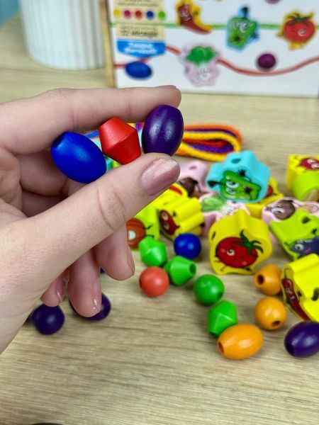 Шнурівка дерев'яна Веселі Овочі 63732 WToys намистинки, фігурки 190776 фото